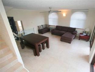 The Terrace Apartment Teluk Byron Bagian luar foto